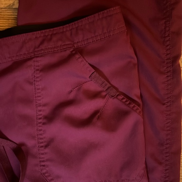GREY’S ANATOMY Scrub Set Burgundy Size Large - Picture 9 of 11